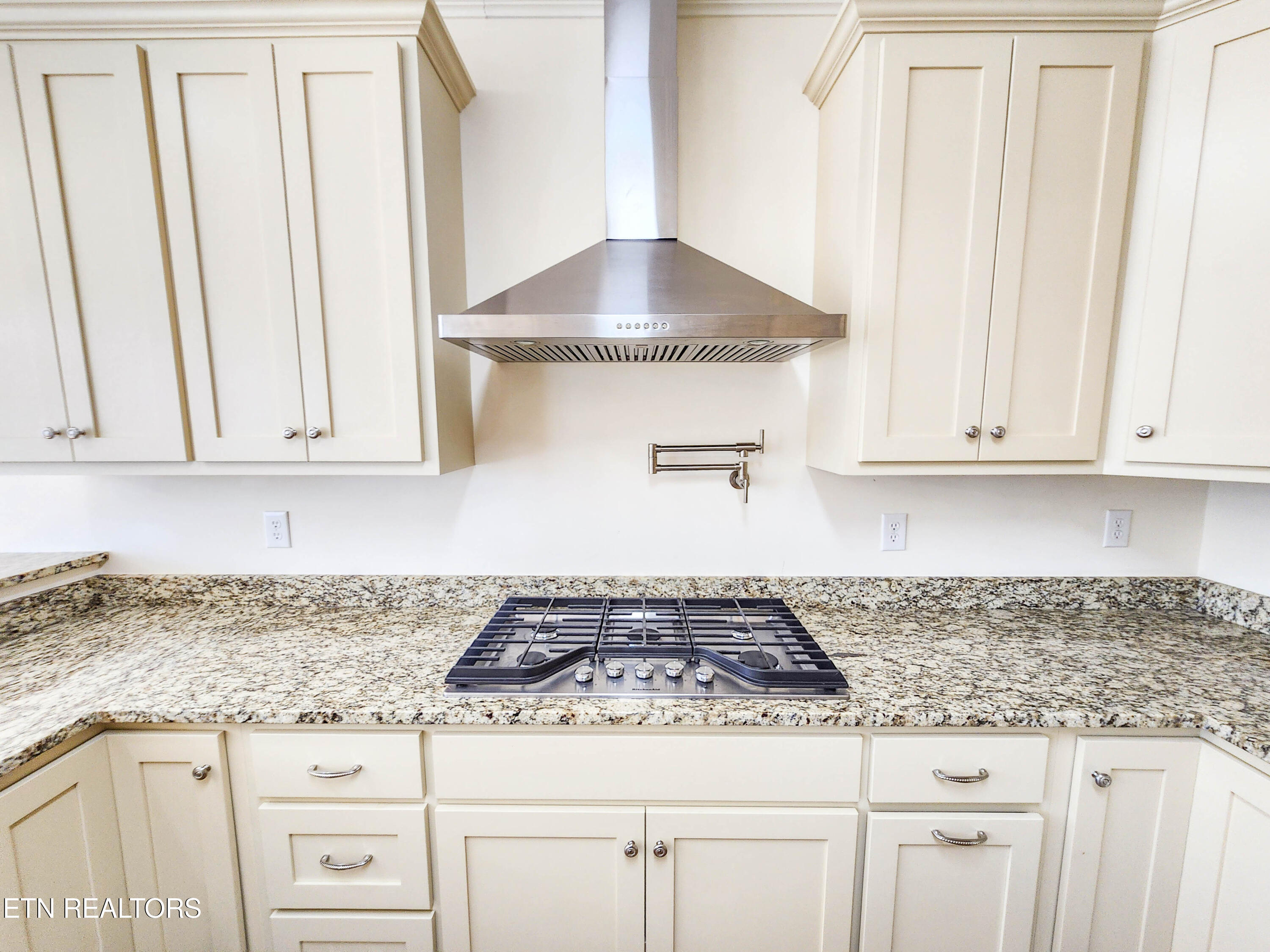553 Hickory Point Lane Maynardville, TN 37807 - Photo 12 of 36 hickory pointe kitchen stove2
