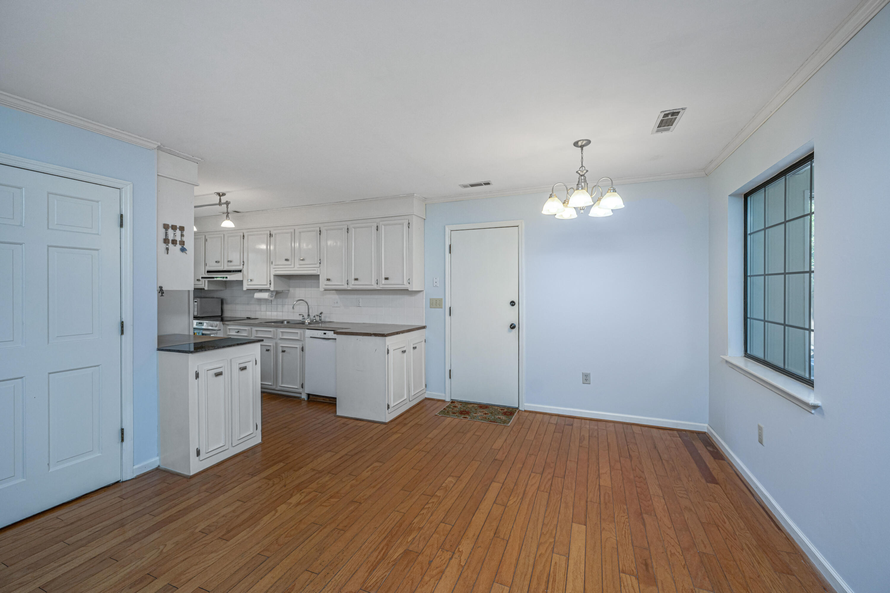 1136 Two Rivers Court Mount Pleasant, SC 29464 - Photo 8 of 31 1136TwoRiversCt018