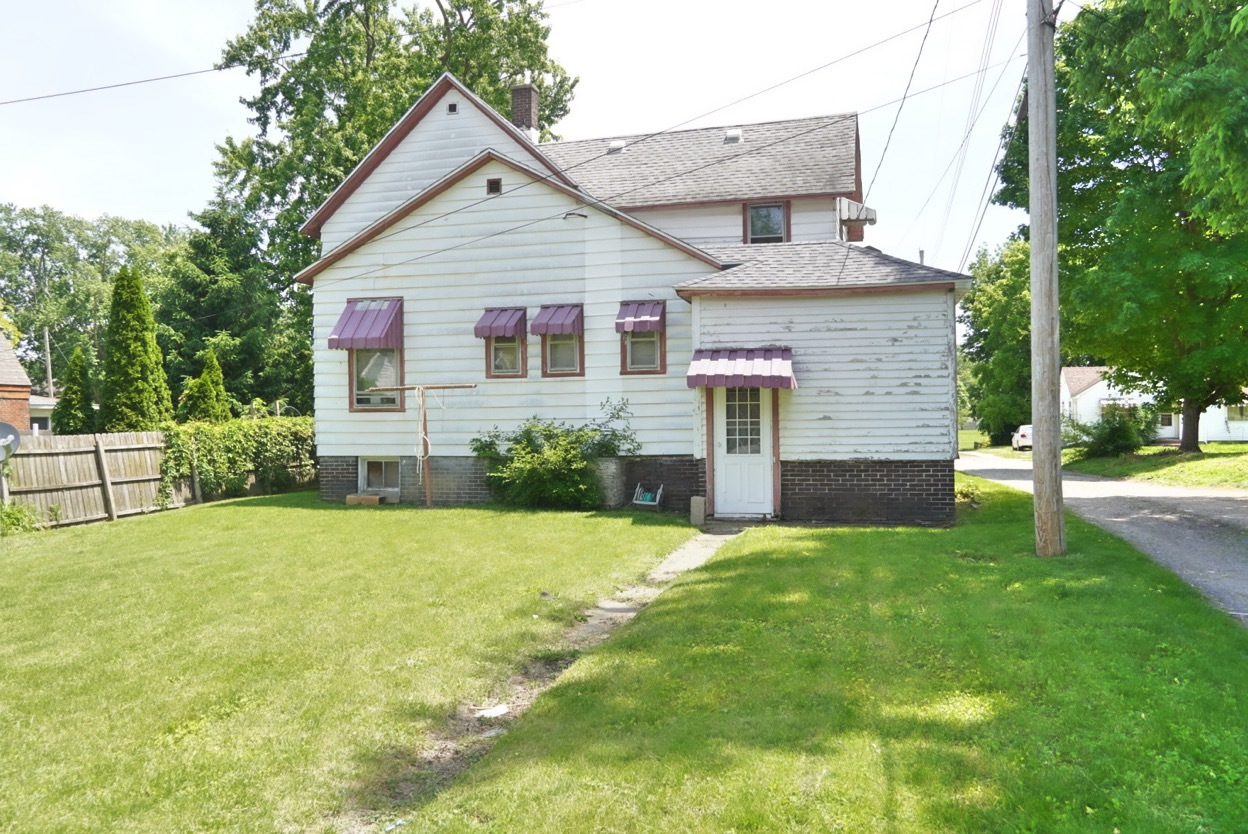 313 North 5th Street Watseka, IL 60970 - Photo 4 of 16 a front view of a house with a yard and garage