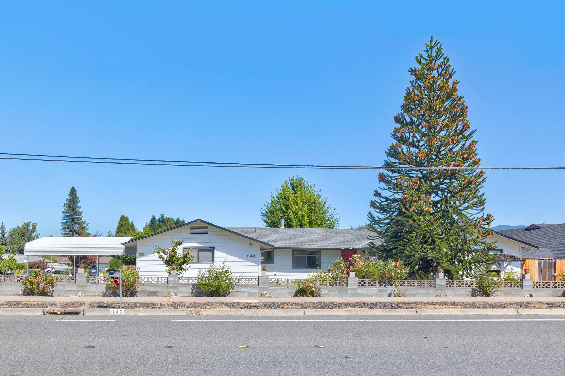 946 West Harbeck Road Grants Pass, OR 97527 - Photo 1 of 31 Front of House