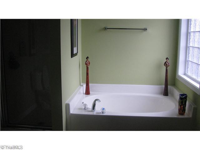 Master Bath/Spa. Separate Tub and Shower