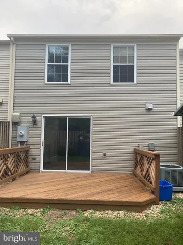 a view of front of house with yard