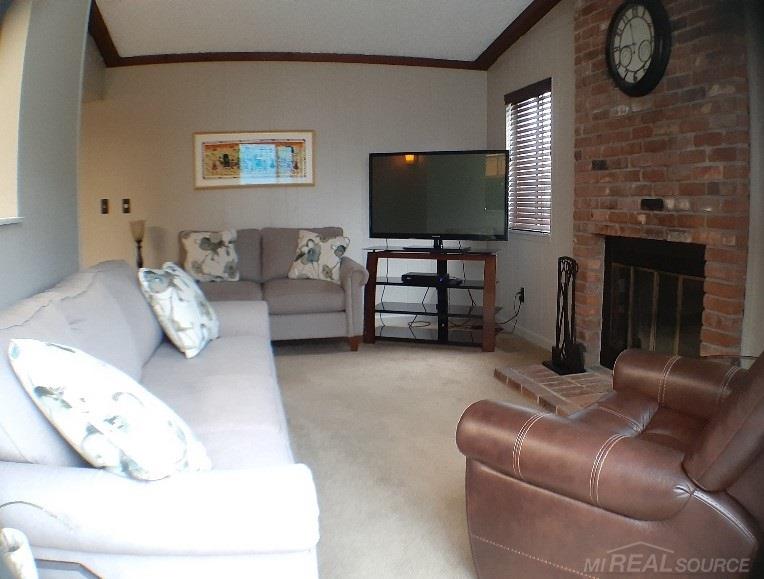 2045 Roslyn Road Grosse Pointe, MI 48236 - Photo 10 of 19 50039822-9.JPG