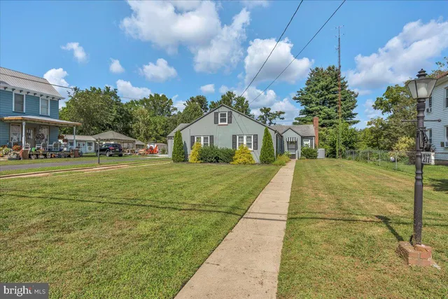 a view of house with garden