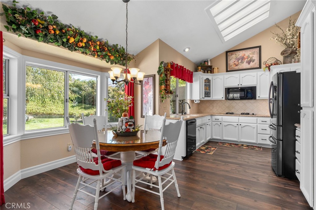 10684 Lakeview Road Yucaipa, CA 92399 - Photo 17 of 63 Kitchen nook eating area for everyday meals