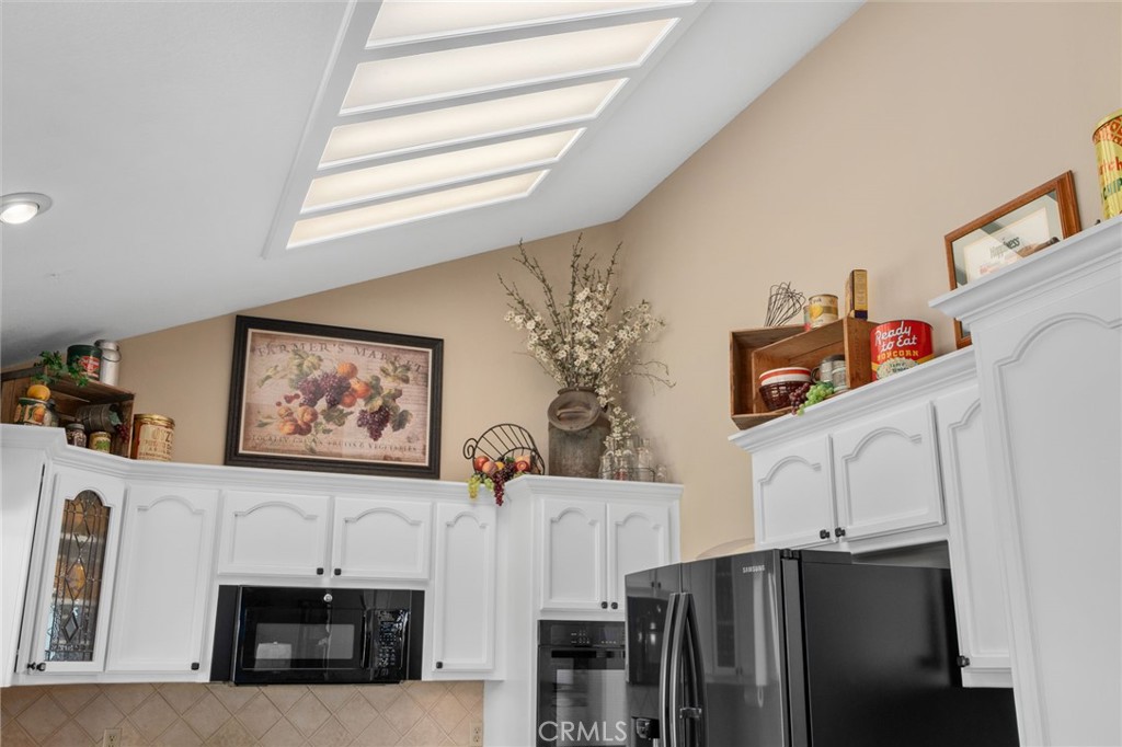 10684 Lakeview Road Yucaipa, CA 92399 - Photo 22 of 63 Vaulted ceilings in kitchen
