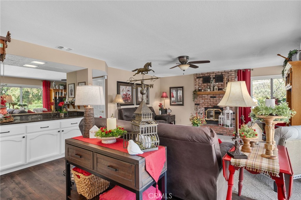 10684 Lakeview Road Yucaipa, CA 92399 - Photo 24 of 63 Dry bar area in family room for extra storage