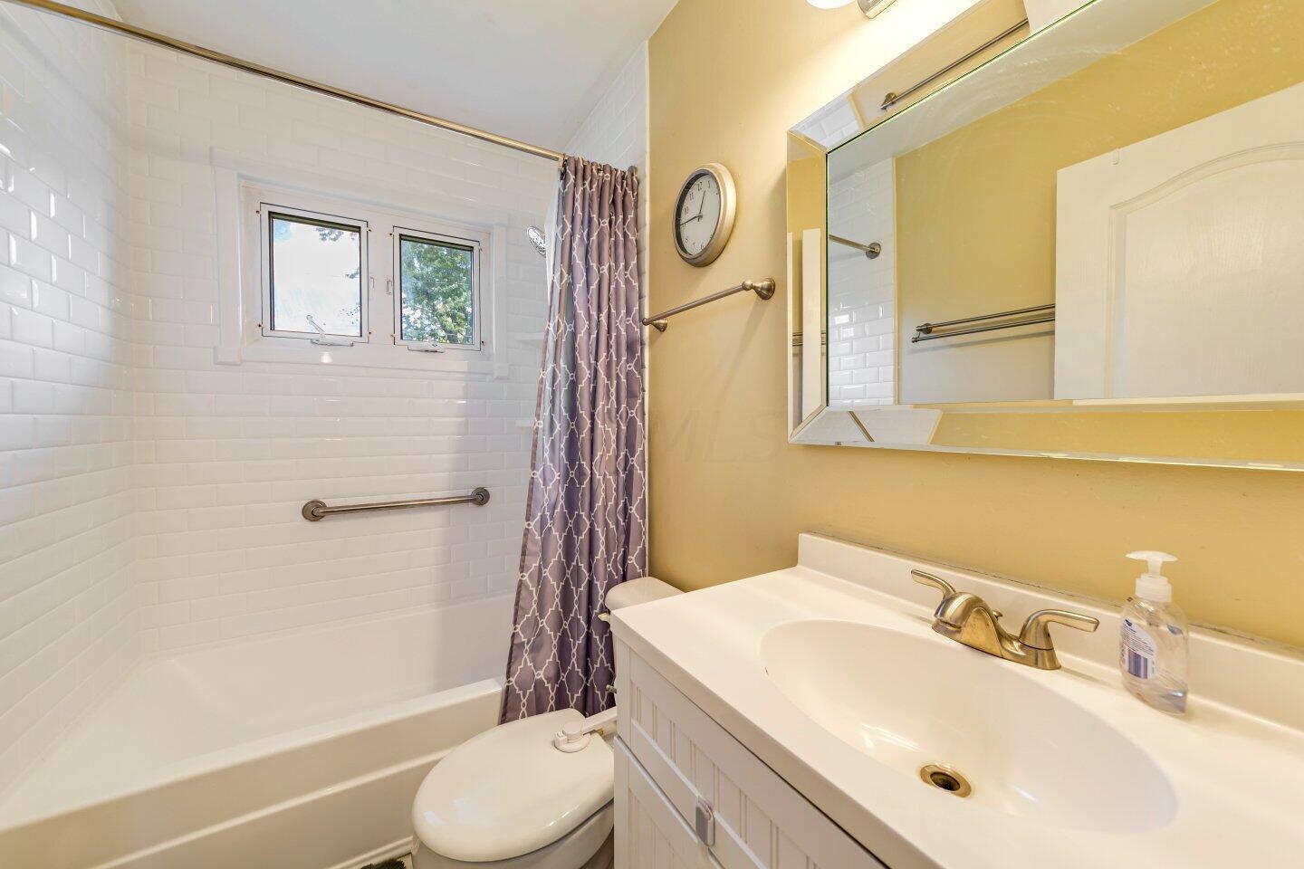 2576 Nottingham Road Columbus, OH 43221 - Photo 24 of 40 Hall Bath