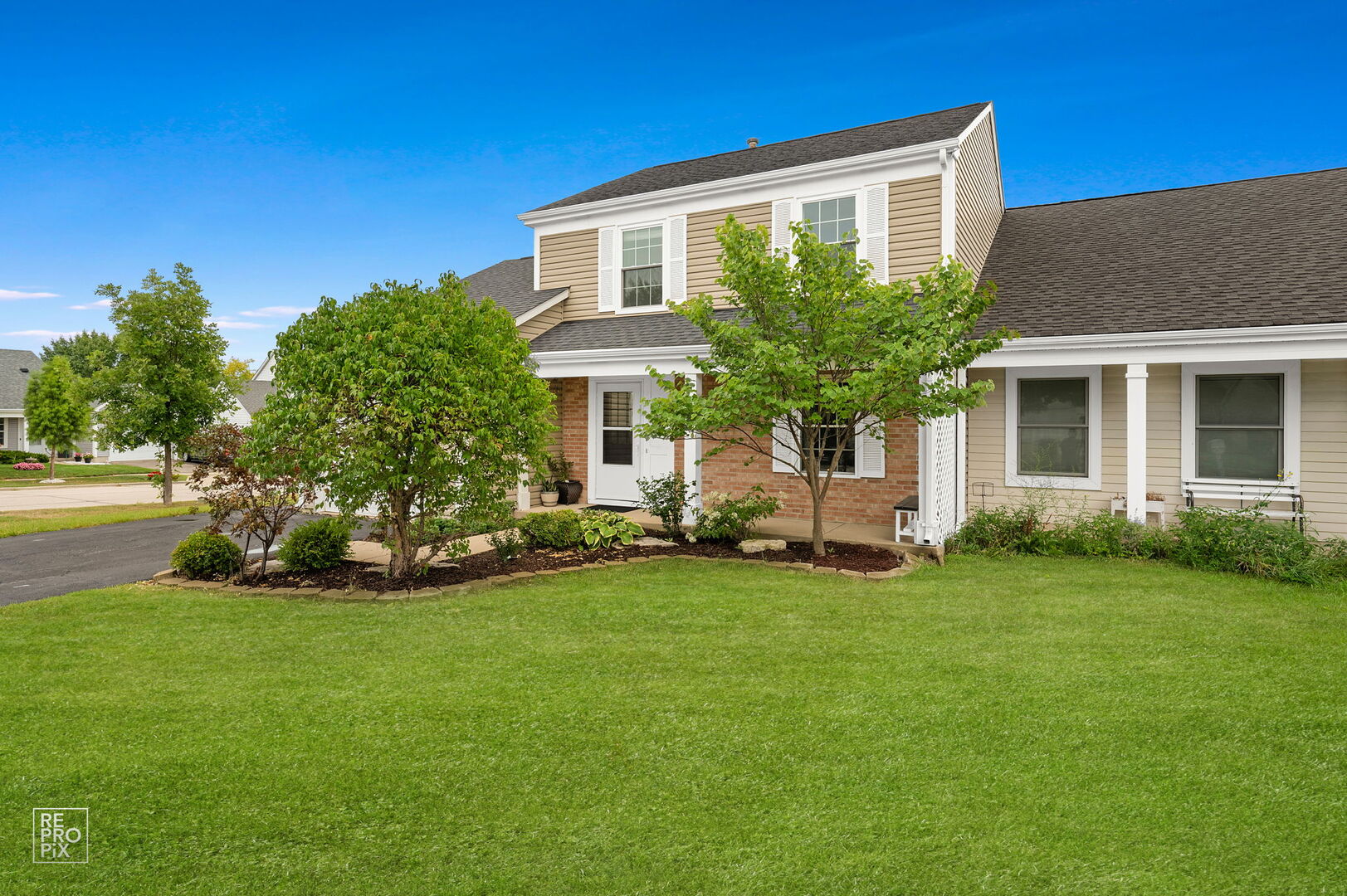 95 North Southport Road Mundelein, IL 60060 - Photo 2 of 26 a front view of a house with a garden