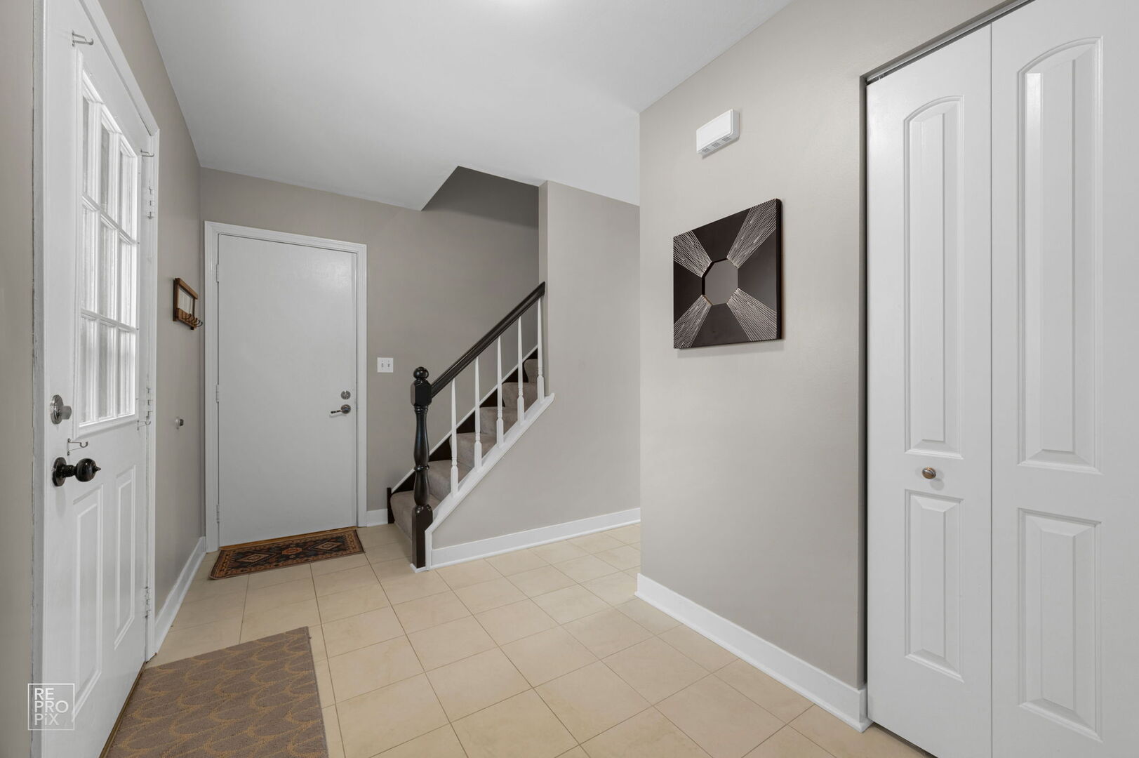 95 North Southport Road Mundelein, IL 60060 - Photo 4 of 26 a view of an entryway with hallway