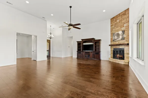 $1,800,000 | 1124 County Road 301, Elgin, TX 78621