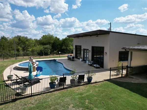 $1,800,000 | 1124 County Road 301, Elgin, TX 78621