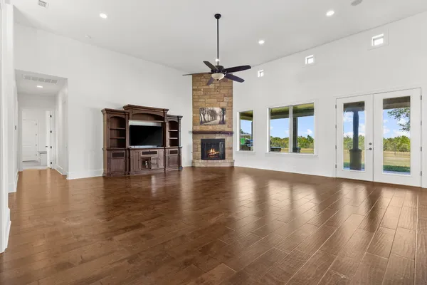 $1,800,000 | 1124 County Road 301, Elgin, TX 78621