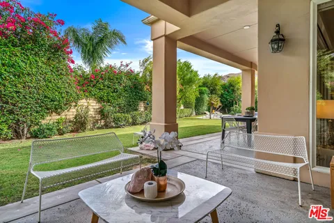 a view of a back yard