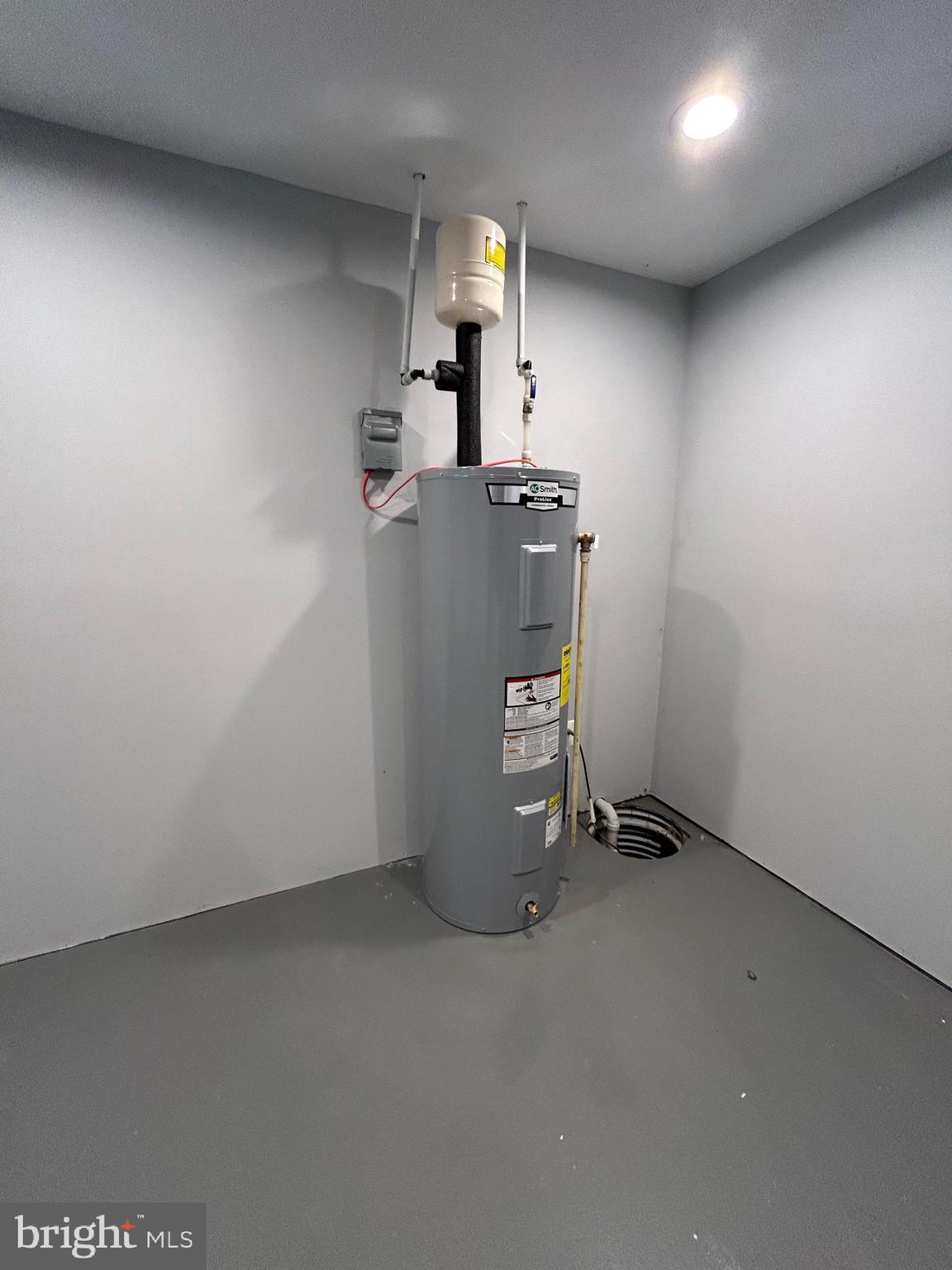 238 Ternwing Drive Arnold, MD 21012 - Photo 20 of 22 an empty room with a fireplace