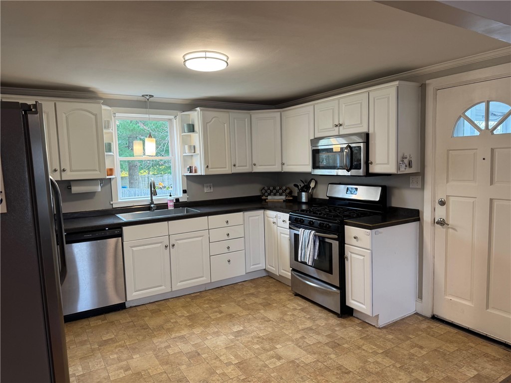 516 Church Avenue Warwick, RI 02889 - Photo 4 of 41 Kitchen
