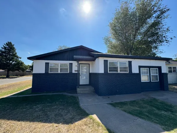 $1,300 | 4301 29th Street, Lubbock, TX 79410