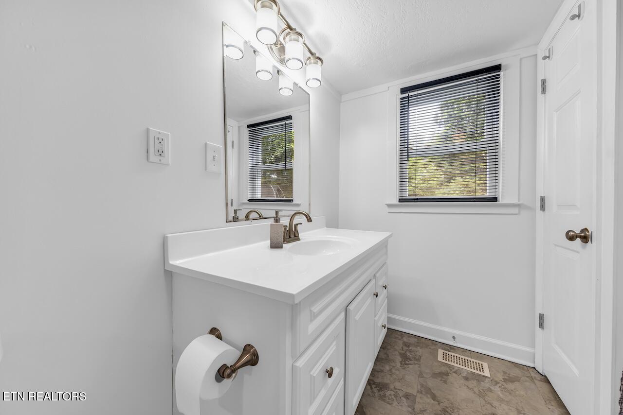 150 Yarnell Road Clinton, TN 37716 - Photo 9 of 16 YAR_7529