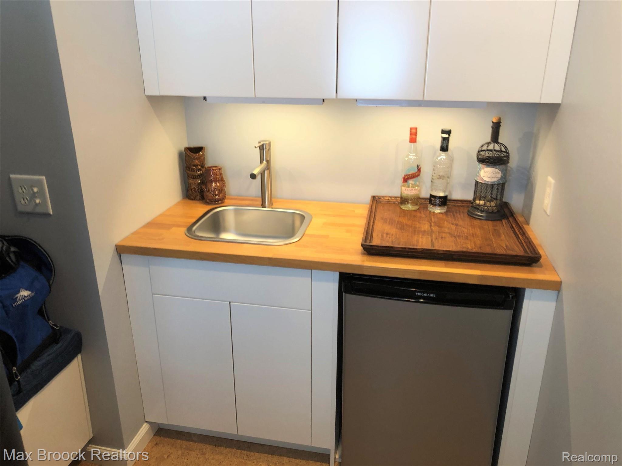 651 Snowmass Drive Rochester, MI 48309 - Photo 53 of 66 WETBAR.jpg