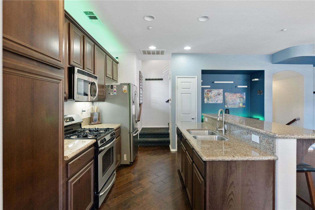 31167 Strawberry Tree Lane Temecula, CA 92592 - Photo 10 of 39 kitchen