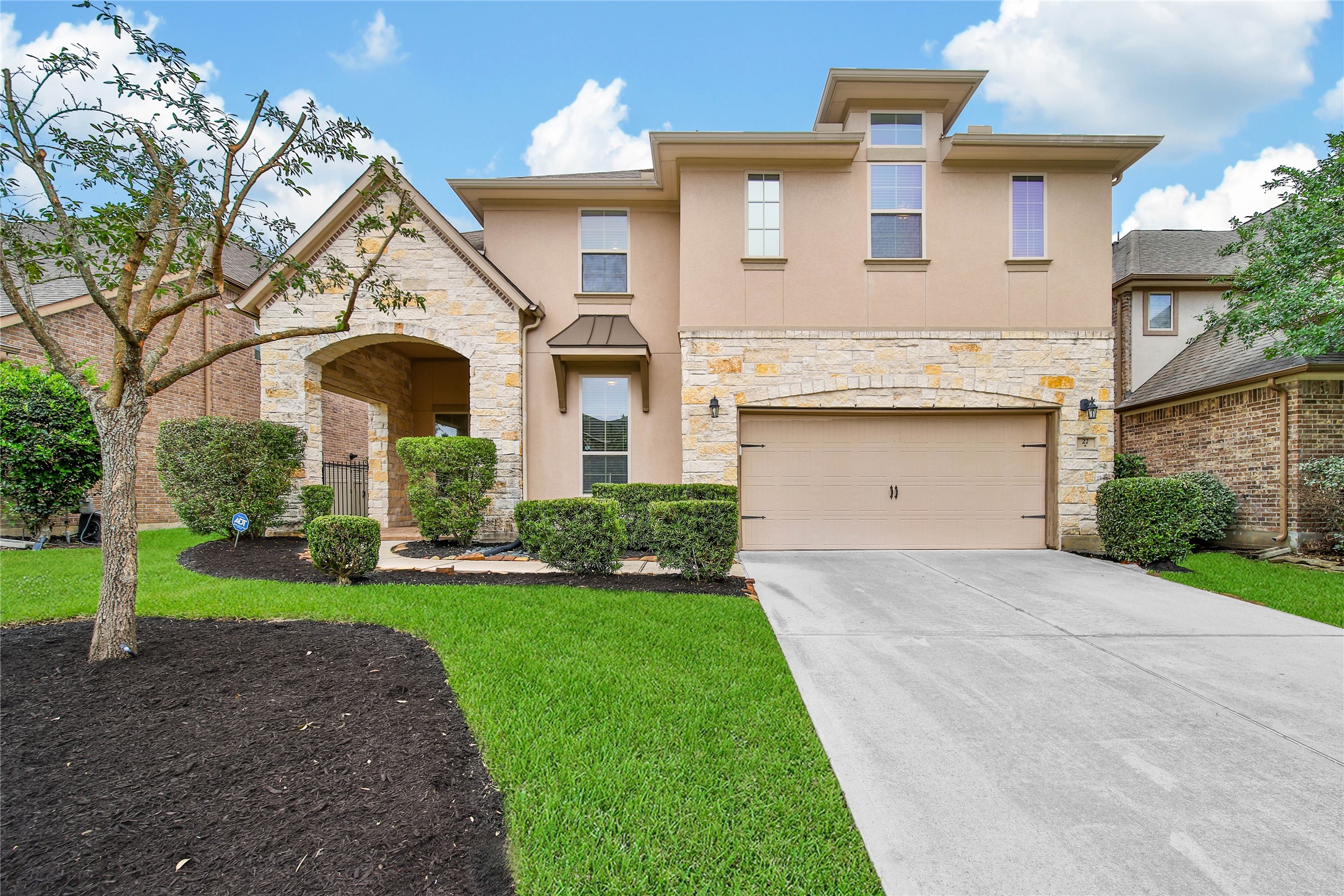 27 Waterfall Way Tomball, TX 77375 - Photo 2 of 29