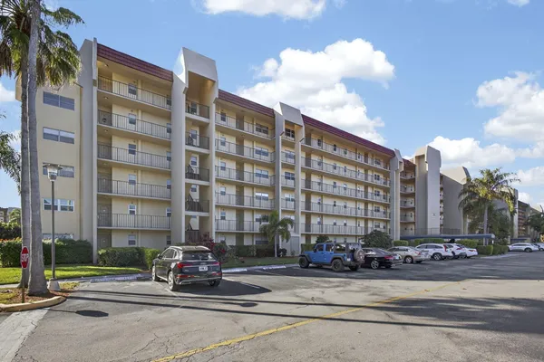 $2,000 | 3590 Via Poinciana, Unit 202, Lake Worth, FL 33467