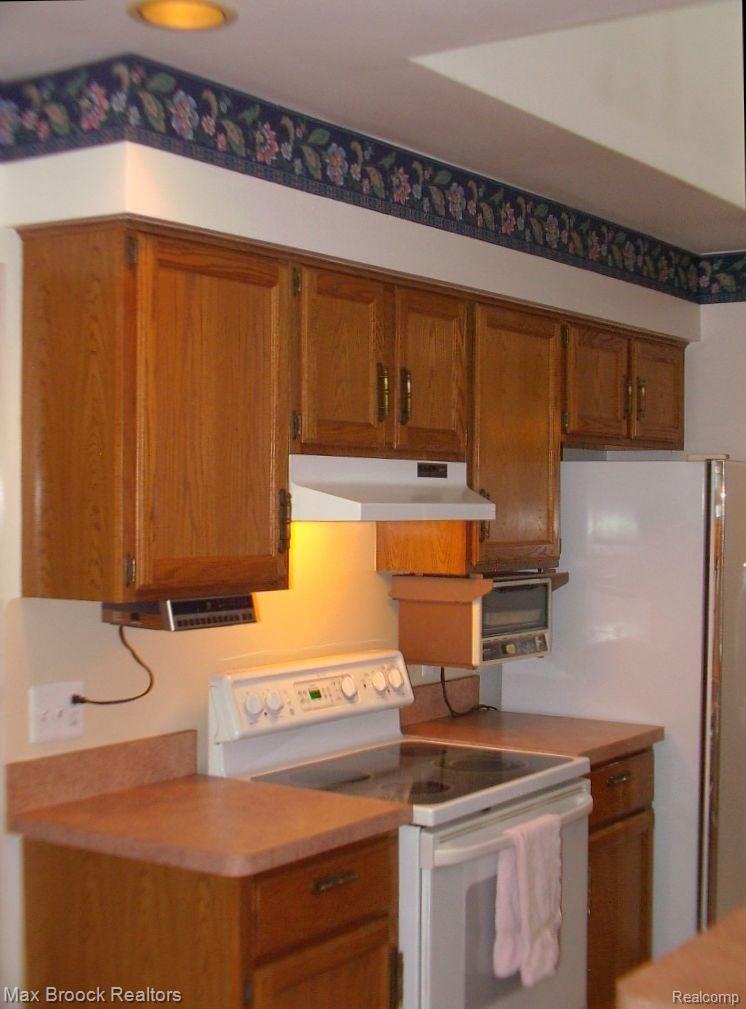 2211 London Bridge Drive, Unit 86 Rochester, MI 48307 - Photo 12 of 26 Kitchen 4.jpg