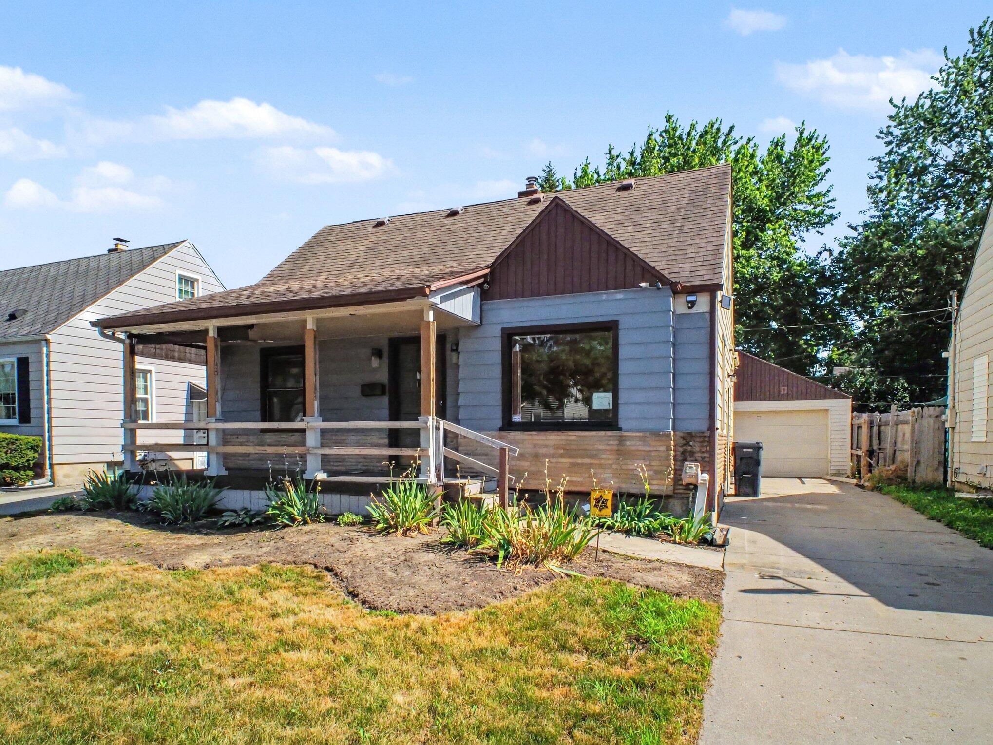 623 Clinton Street Flint, MI 48507 - Photo 5 of 17 004_file_6008