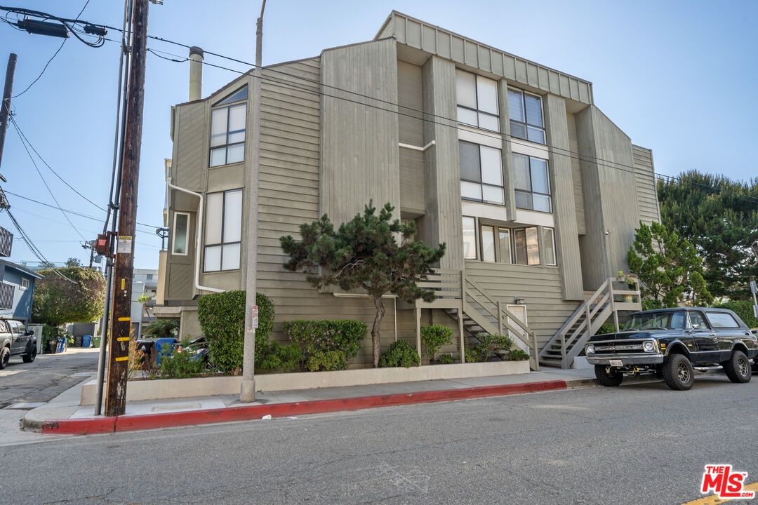 30 Voyage Street Marina del Rey, CA 90292 - Photo 20 of 21 a car parked in front of a building