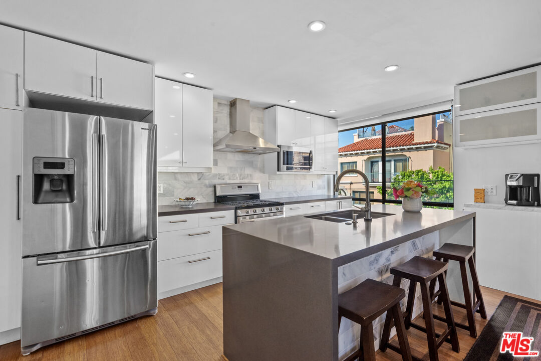 30 Voyage Street Marina del Rey, CA 90292 - Photo 5 of 21 a kitchen with stainless steel appliances a refrigerator and a stove top oven