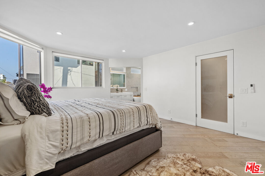 30 Voyage Street Marina del Rey, CA 90292 - Photo 8 of 21 a spacious bedroom with a bed and a couch
