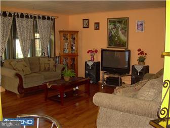 9208 Puritan Road Philadelphia, PA 19114 - Photo 3 of 12 Living Room