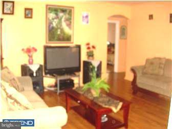 9208 Puritan Road Philadelphia, PA 19114 - Photo 4 of 12 Living Room