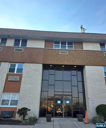$3,490 | 1111 River Road, Unit F19, Edgewater, NJ 07020