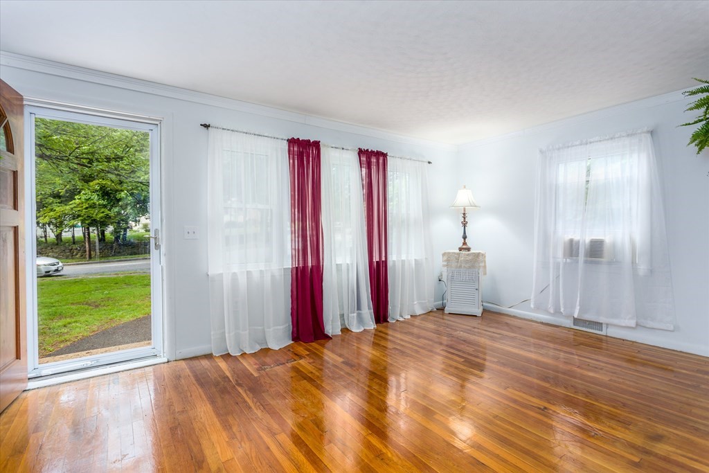 14 Wedgewood Road Worcester, MA 01602 - Photo 4 of 25 Gallery Image 4
