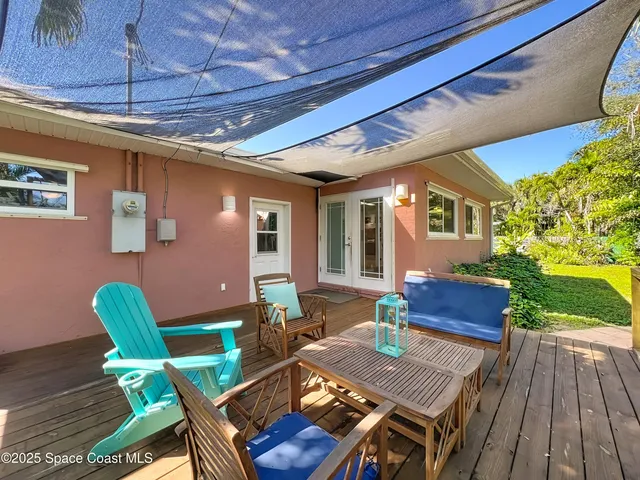 a view of yard with trees