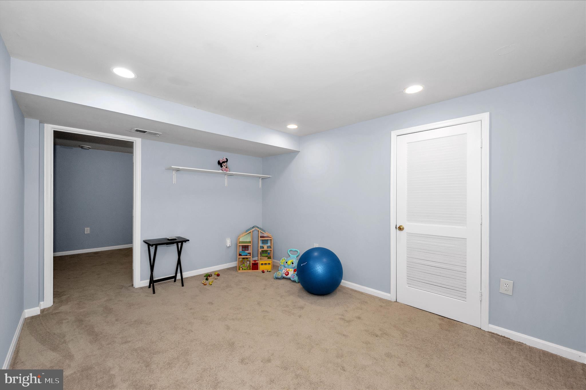 10120 Nightingale Street Gaithersburg, MD 20882 - Photo 35 of 56 a view of room with wooden floor