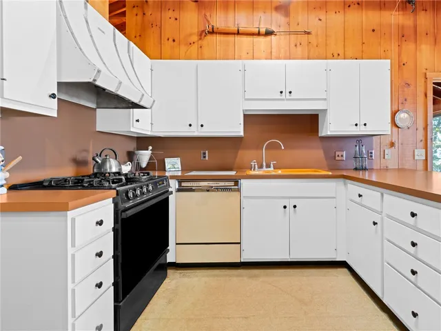 $1,599,000 | 15 George W Finnerty Road, Barrington, RI 02806