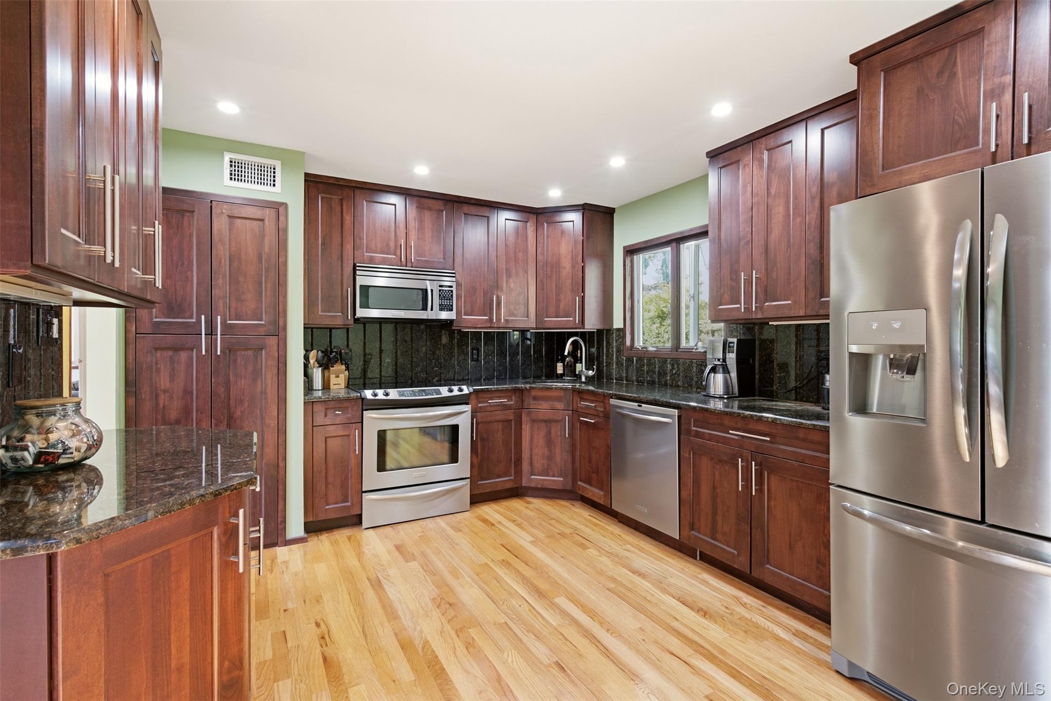 29 Vineyard Road Huntington, NY 11743 - Photo 5 of 35