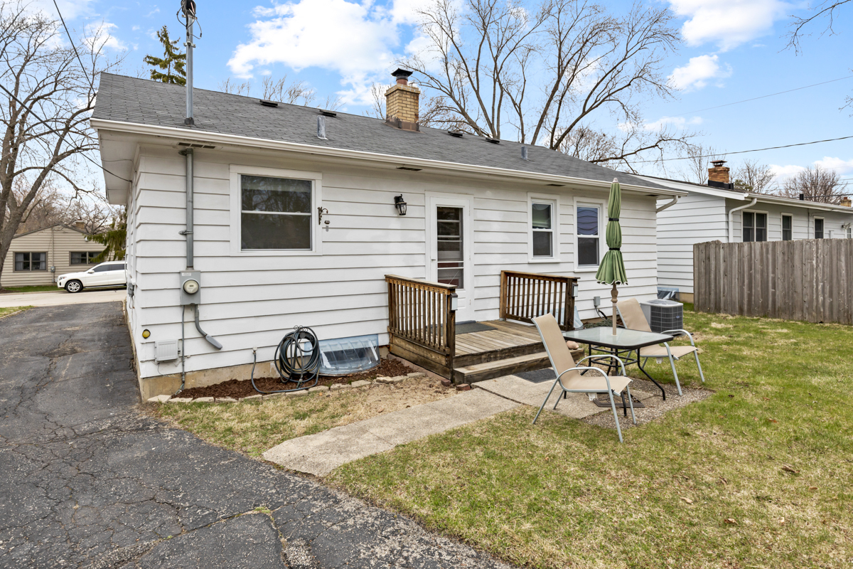 610 High Street Geneva, IL 60134 - Photo 15 of 18 a view of a patio with a table and chairs