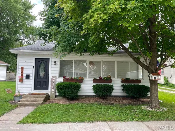 $145,000 | 120 East Warren Street, Moweaqua, IL 62550