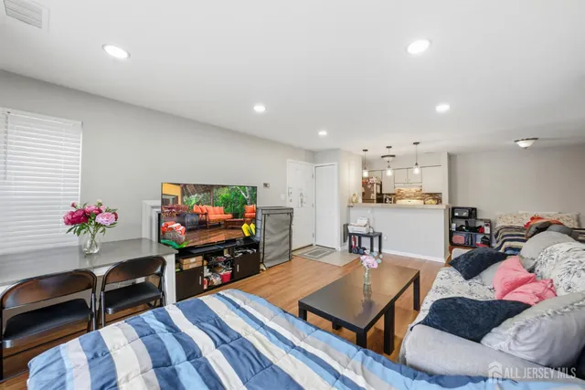 $319,000 | 208 Blew Court, East Brunswick, NJ 08816