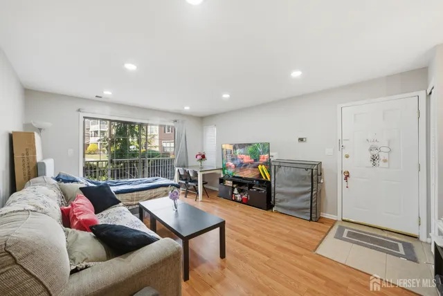 $319,000 | 208 Blew Court, East Brunswick, NJ 08816