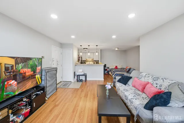 $319,000 | 208 Blew Court, East Brunswick, NJ 08816