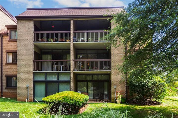 1621 Parkcrest Circle, Unit 100 Reston, VA 20190 - Photo 2 of 24