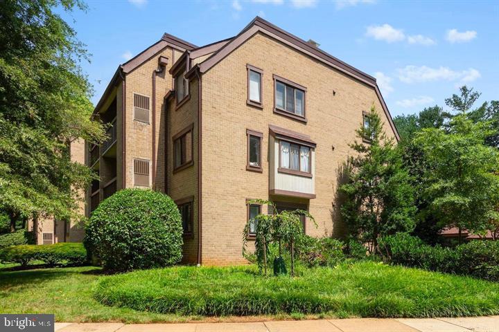 1621 Parkcrest Circle, Unit 100 Reston, VA 20190 - Photo 4 of 24