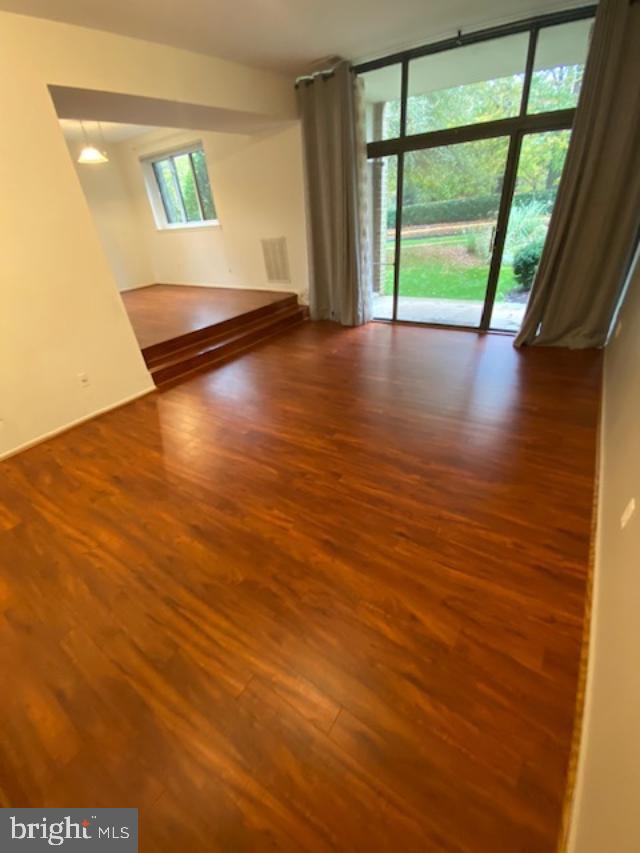 1621 Parkcrest Circle, Unit 100 Reston, VA 20190 - Photo 5 of 24