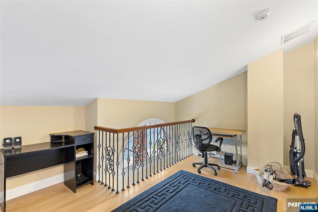 546 Art Lane Ridgefield, NJ 07657 - Photo 6 of 37 Gallery Image 6
