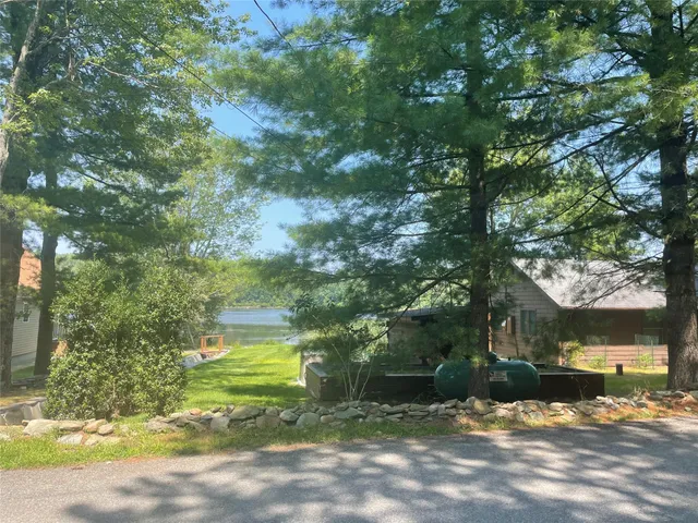 a view of yard with green space