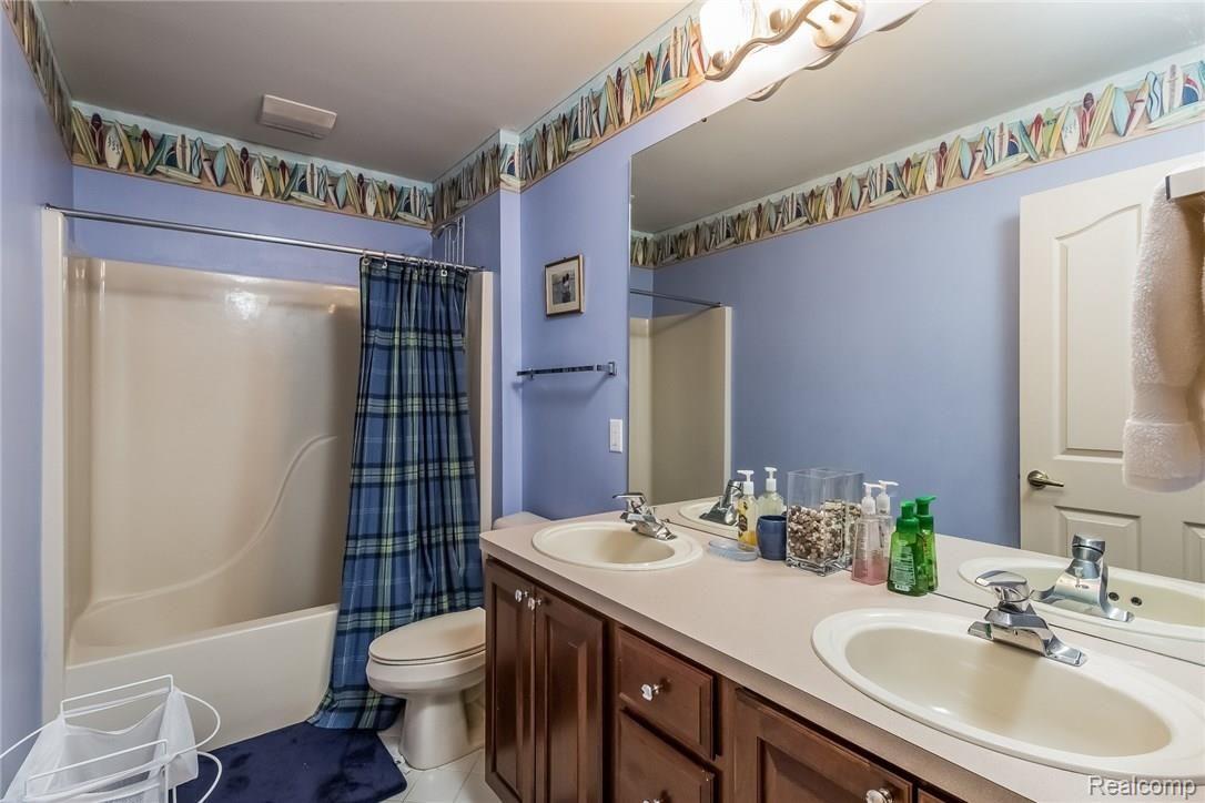 1144 Miners Run Rochester, MI 48306 - Photo 33 of 49 045-Bathroom-2234865-medium.jpg